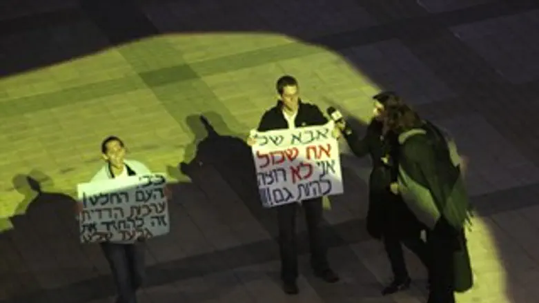 דפנה ליאל מסקרת מקרוב. מחאת שליט