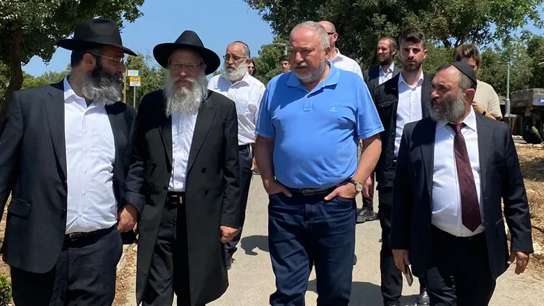 השר ליברמן במהלך הביקור