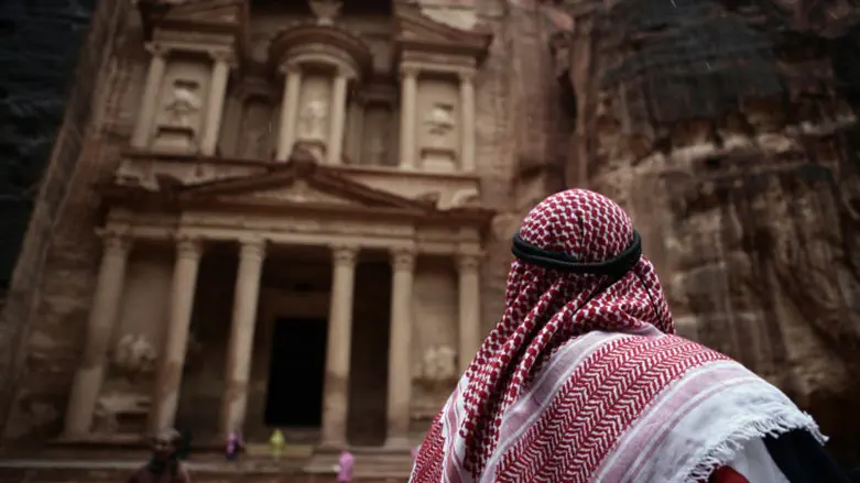 ללא תפילין ופאות. ירדן