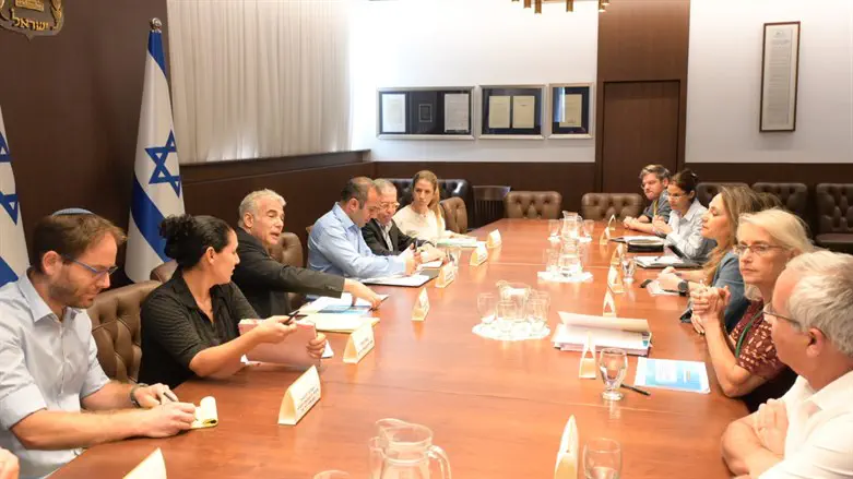 הדיון בלשכת לפיד