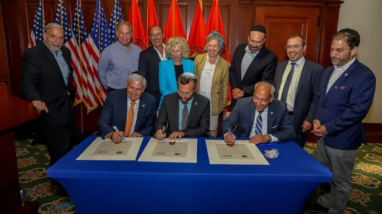 Signing the twin cities agreement