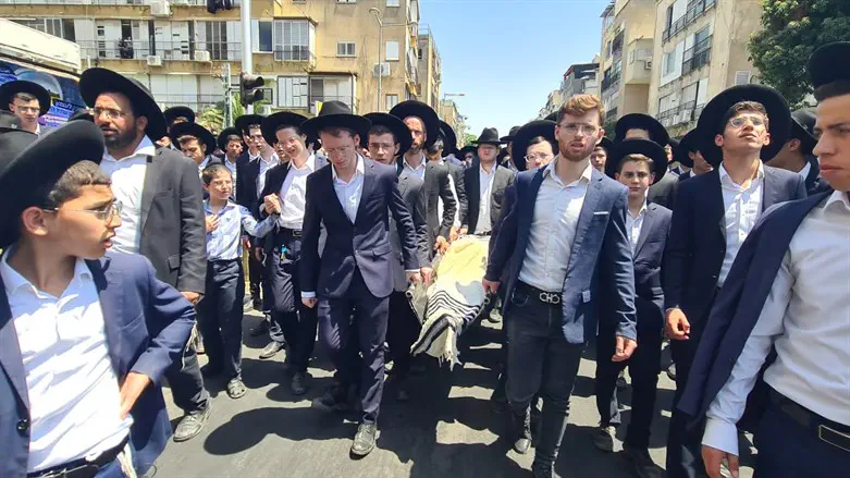 הלווית הבחור מרדכי שלזינגר בבני ברק