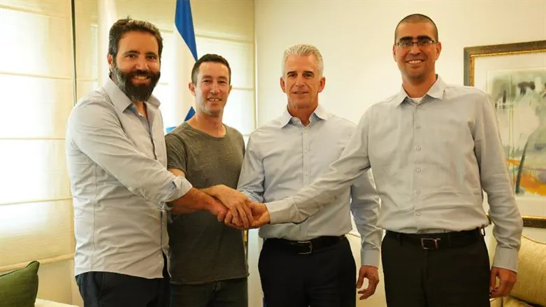 ראש המוסד דדי ברנע עם נציגי משרד האוצר