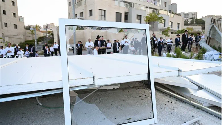 תפילת מנחה על הריסות בית הכנסת אור ישראל בבית שמש