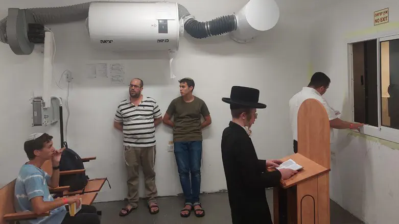 בית הכנסת במג'יק קאס. למצולמים אין קשר לידיעה