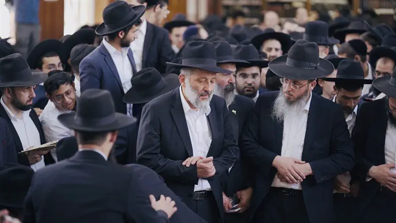 אריה דרעי בהלוויה