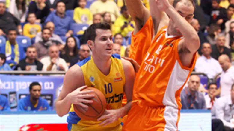 פניני במדי מכבי. חוזר ללבוש את מספר 10