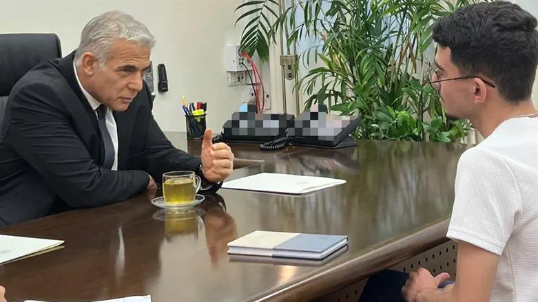 Яир Лапид и  представитель молодежи