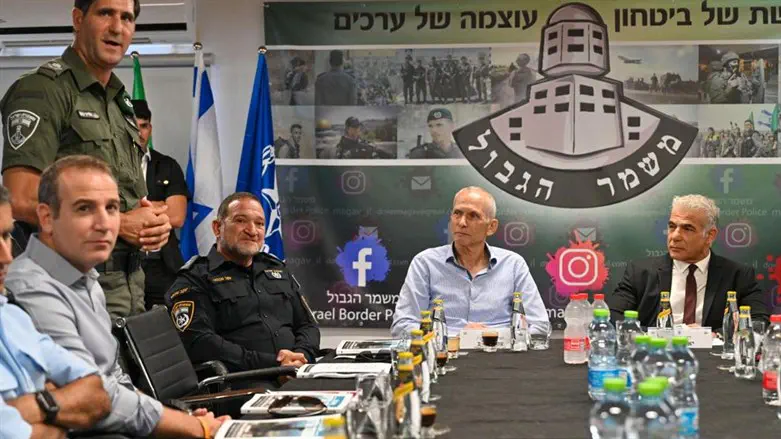 לפיד בביקור במג"ב 