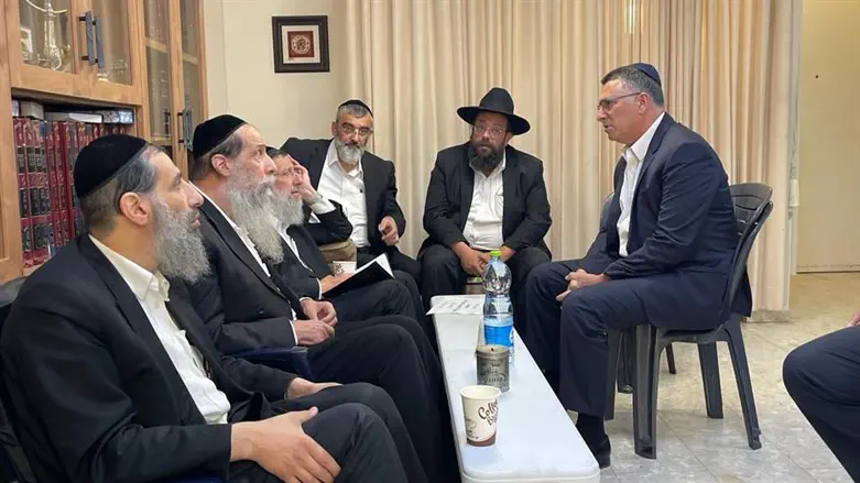 גדעון סער מנחם אבלים אצל בניו של חכם שלום כהן