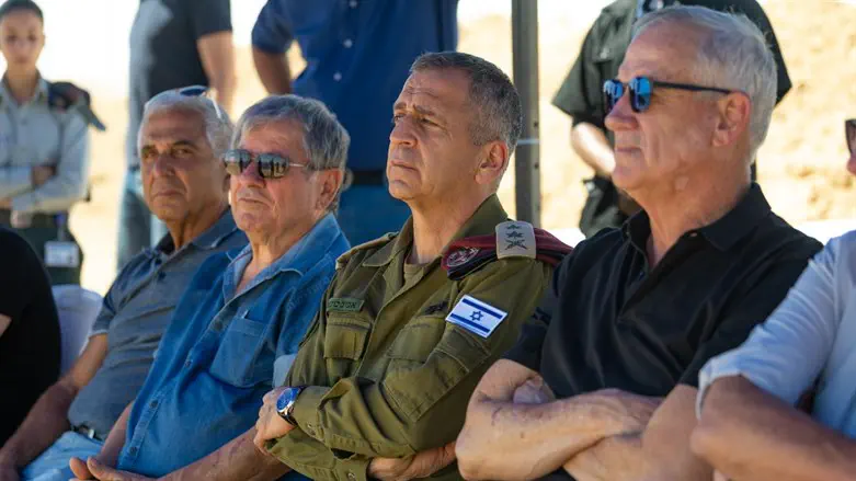 השר גנץ במהלך הביקור בדרום