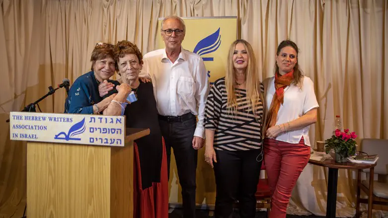 טקס של אגודת הסופרים, במרכז: היו"ר צביקה ניר