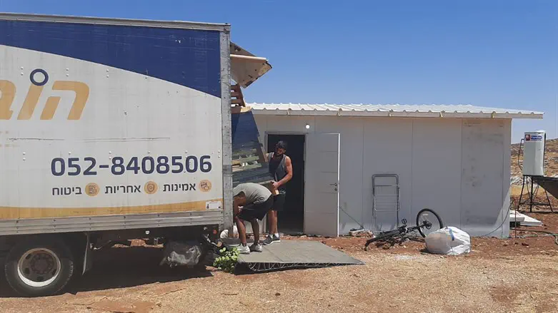 משאית הציוד במעוז אסתר