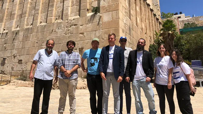 המסבירנים מגרמניה בביקור במערכת המכפלה