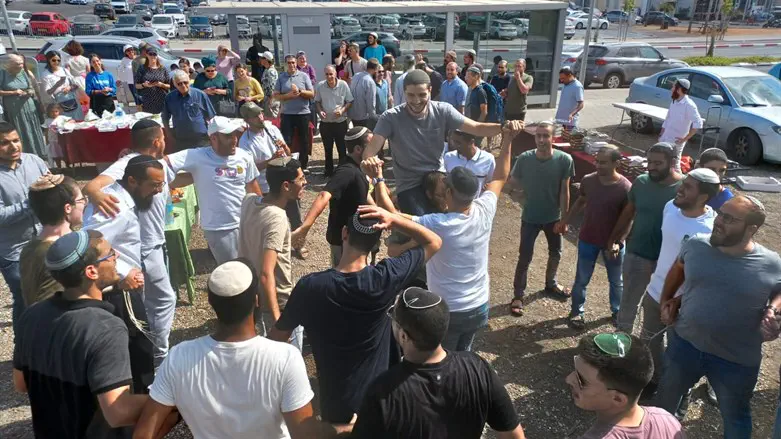 ריקודים בכניסה ללשכת הגיוס