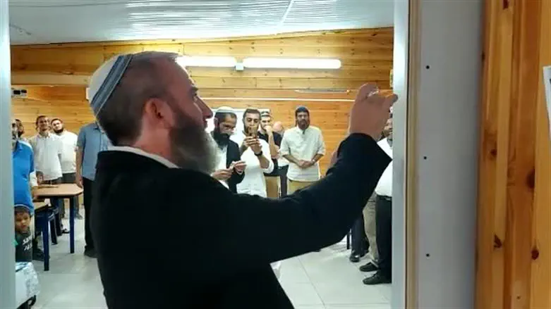 הרב שחור קובע מזוזה בכולל רמלה