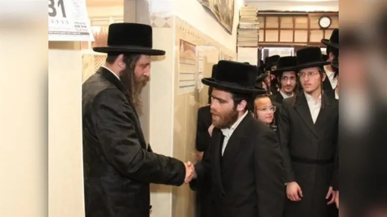 שלמה פולק (במרכז)