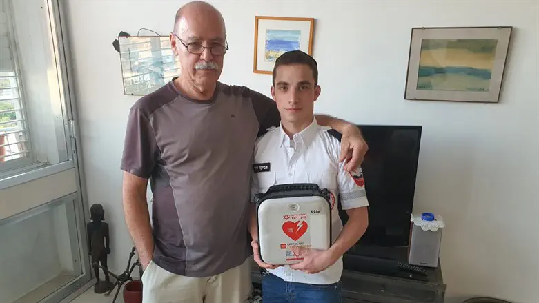 החובש צביקה לרר עם גורי שאת חייו הציל