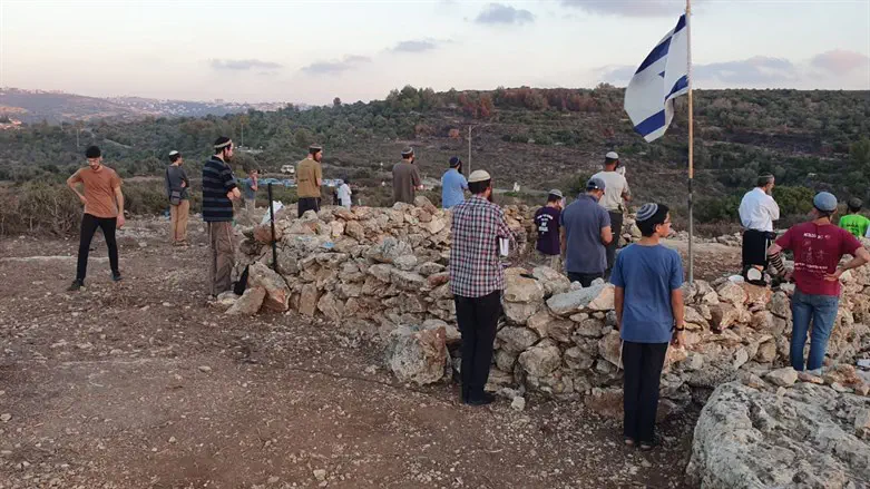 Praying the afternoon prayer while founding new settlements