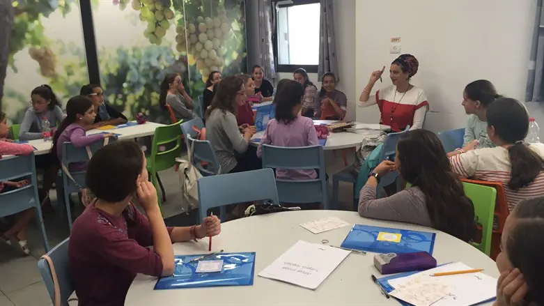 אולפנת לכיש. למצולמות אין קשר לידיעה