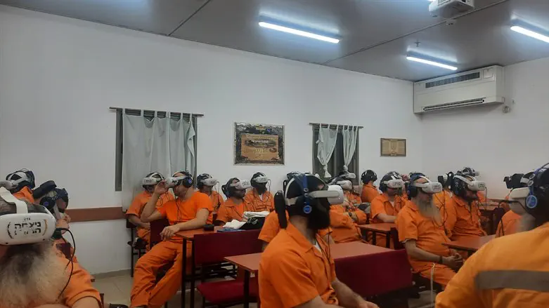 הפעילות בכלא