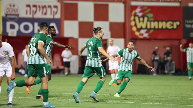 שחקני חיפה חוגגים שער יחיד ומנצח הערב בדוחא