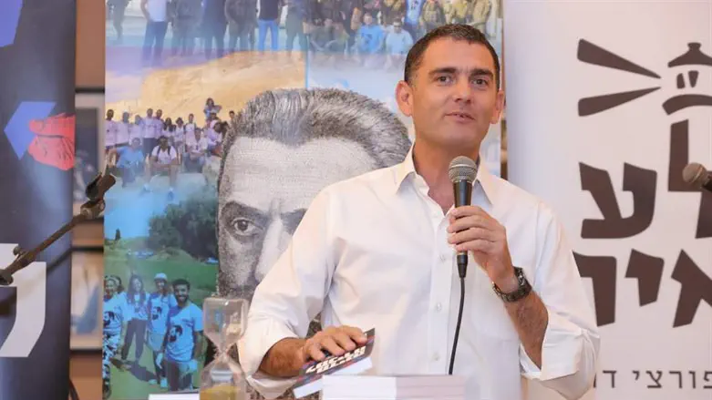 מתן פלג בהשקת הספר 'מדינה למכירה'