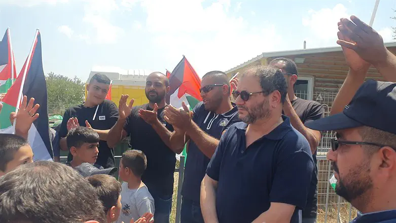 ח"כ עופר כסיף בהפגנה בקבר שמואל הנביא