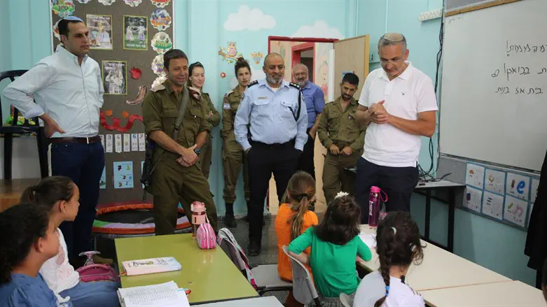 שי אלון ואבי בלוט בכיתה בבית אל