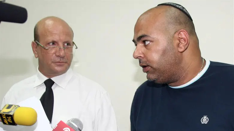 שלום דומרני חבוש כיפה בבית המשפט