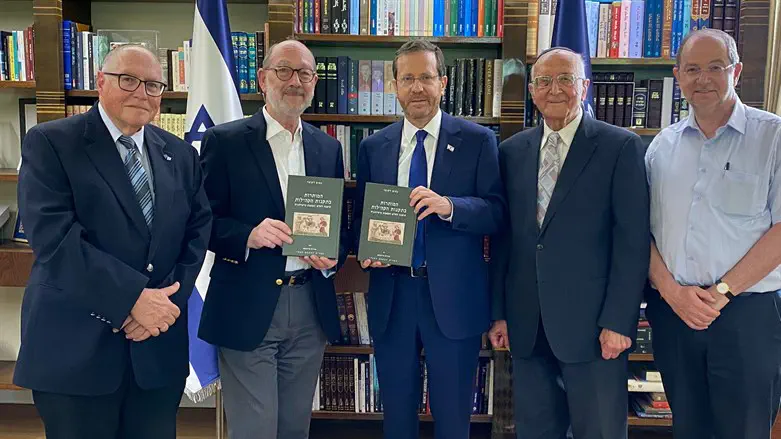 פרופ' נחום רקובר (שני מימין) עם נשיא המדינה יצחק הרצוג