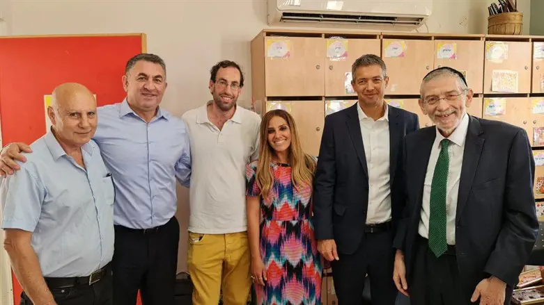 השר הנדל בפתיחת שנת הלימודים במזכרת בתיה