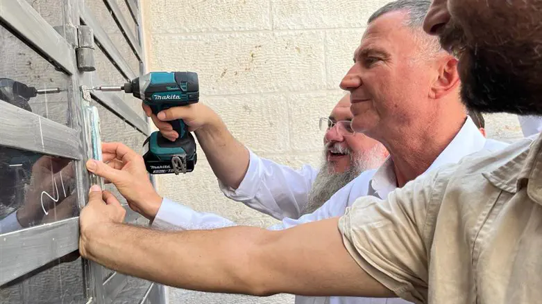 אדלשטיין ונאמן קובעים מזוזה בבית הספר