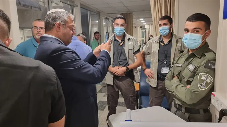 Итамар Бен-Гвир у входа в отделение интенсивной терапии больницы «Ассаф ха-Рофе»