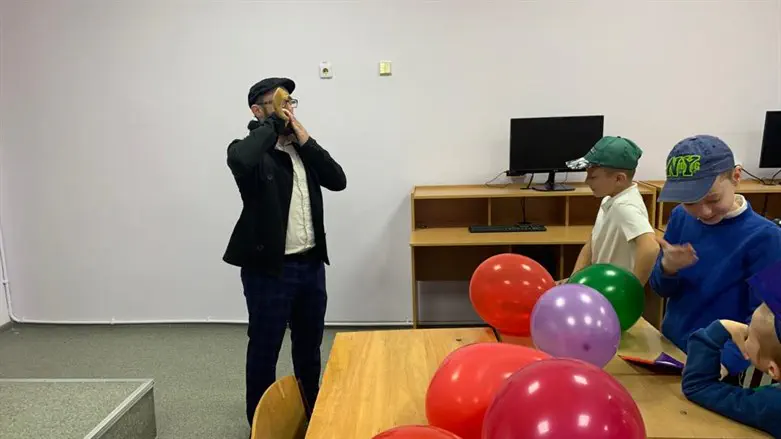 תקיעת שופר בפתיחת הלימודים בבית ספר יהודי באוקראינה