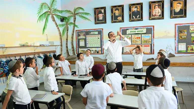 פותחים שנה בכיתה בבית ספר של חב"ד