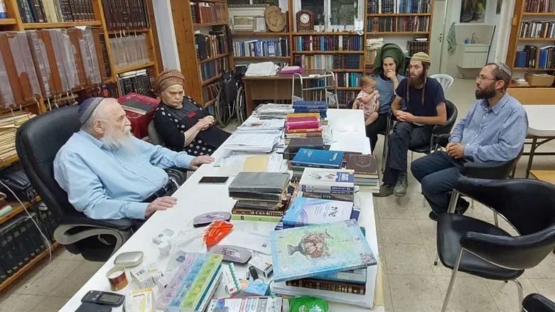 פגישה לילית במרכז שפירא