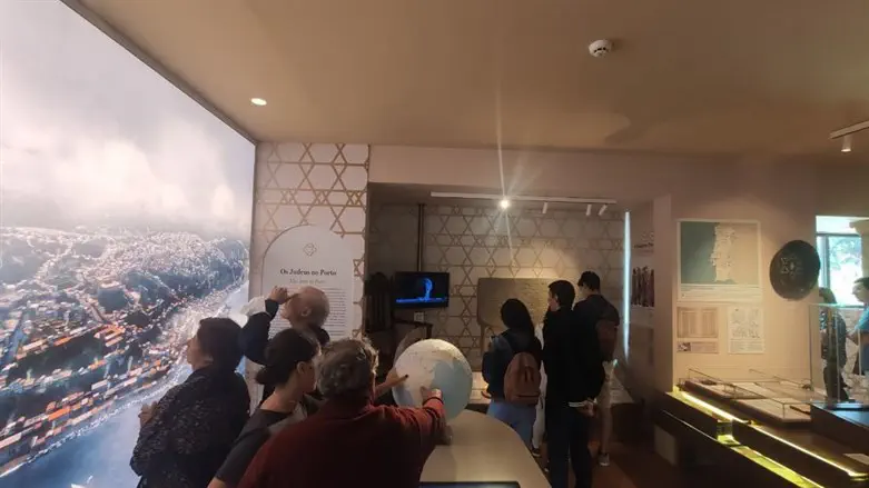 מבקרים במוזיאון היהודי