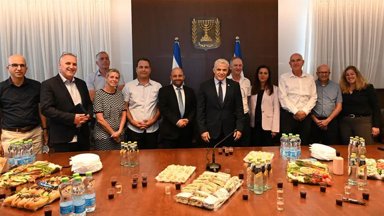 כל מי שנמצא כאן בחדר מרגיש שהוא משרת בקודש 