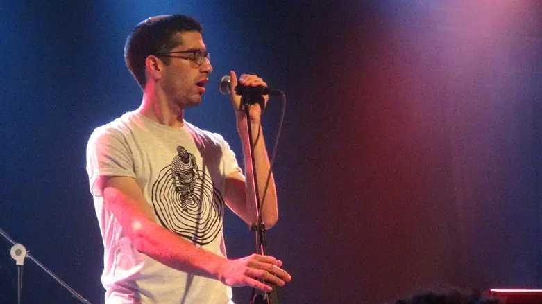 חנן בן ארי בתל אביב כשהוא רק התחיל. זוכרים?