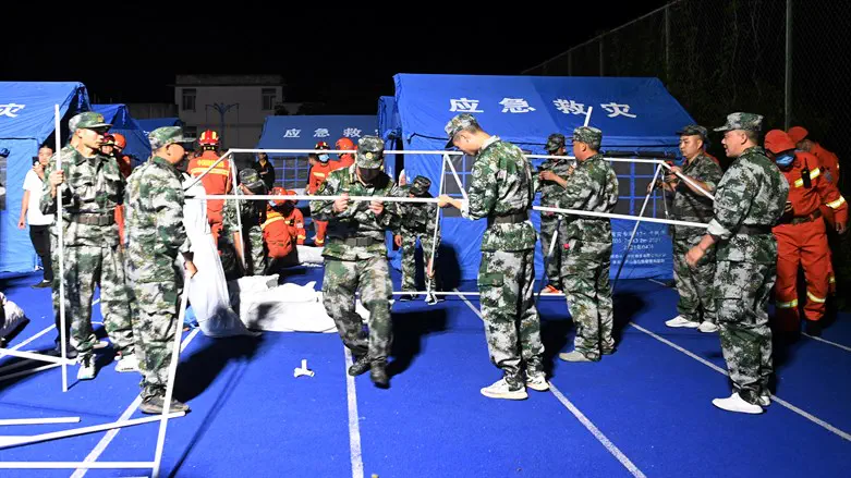 כוחות ההצלה הקימו אוהלים לבית ספר שדה בעקבות רעידת האדמה 