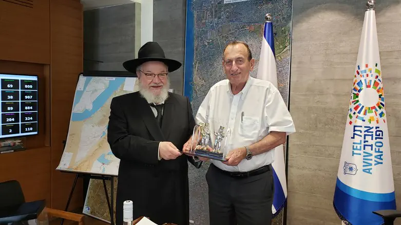 Rabbi Gerlitzky with Ron Huldai