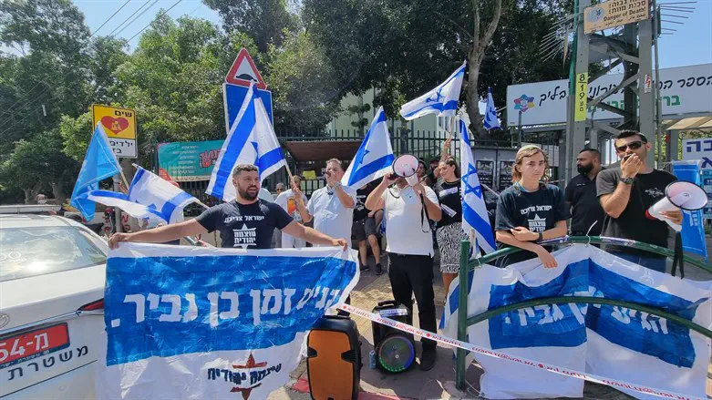 Активисты "Оцма Иегудит" у входа в школу "Блих"