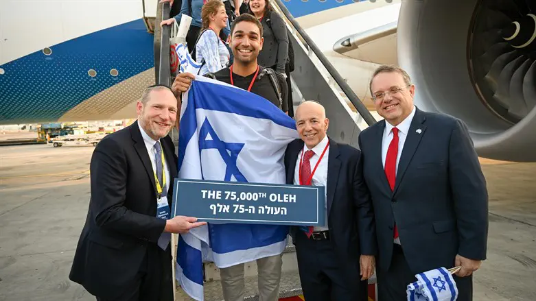 Sam Leeman greeted by Yehoshua Fass (l) and Tony Gelbart (r), Aug. 17, 2022