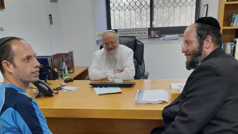 עיאש עם הרב וולקן בלשכת הרב אליהו