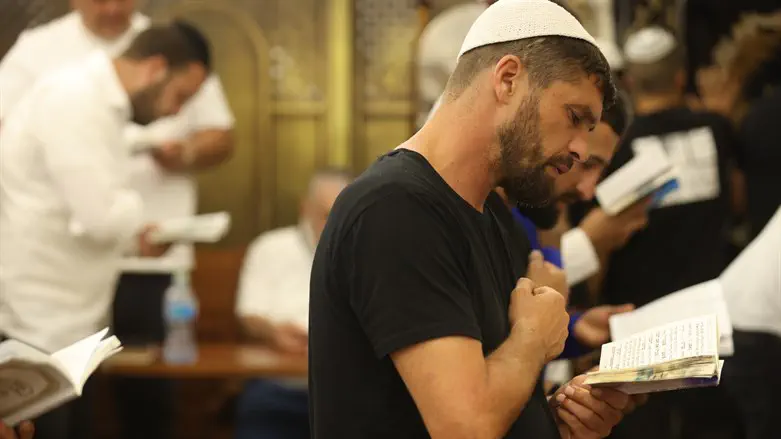 לערוק לסליחות ספרדיות ואז לחזור בשביל הדמעות. סליחות