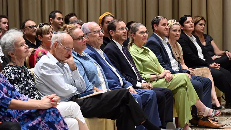 להוציא מילים מהלב ולהכניס אותן ללב של מישהו אחר
