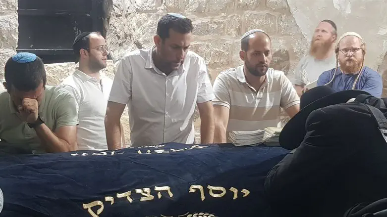 מתפללים בקבר יוסף