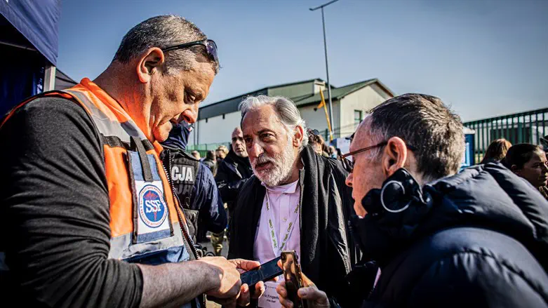 President and CEO of the JFNA, Eric Fingerhut, center, visits the Polish-Ukrainian border.