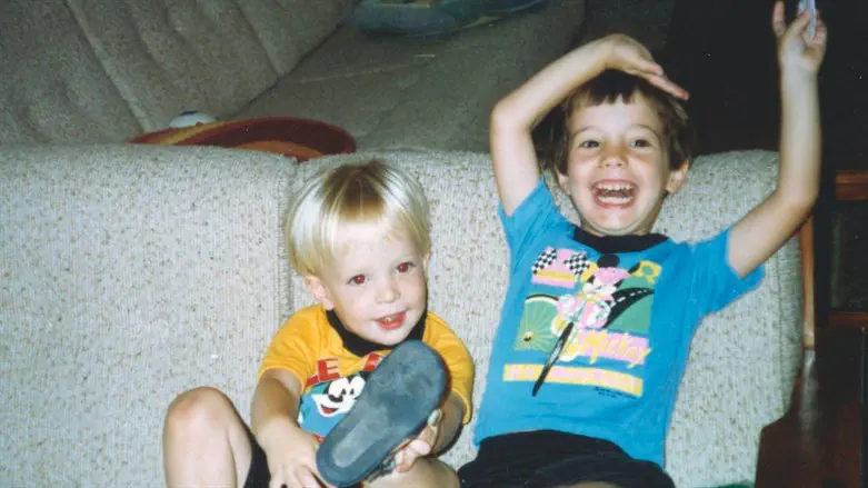 ישי ואייל בתור ילדים. מהרגעים הקסומים עליהם נכתב השיר